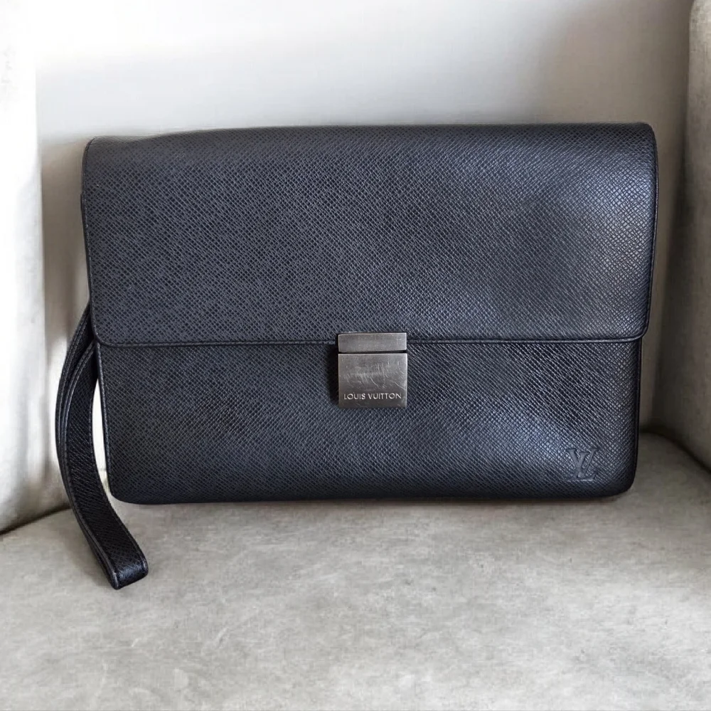 Authentic Louis Vuitton Taiga Selenga clutch